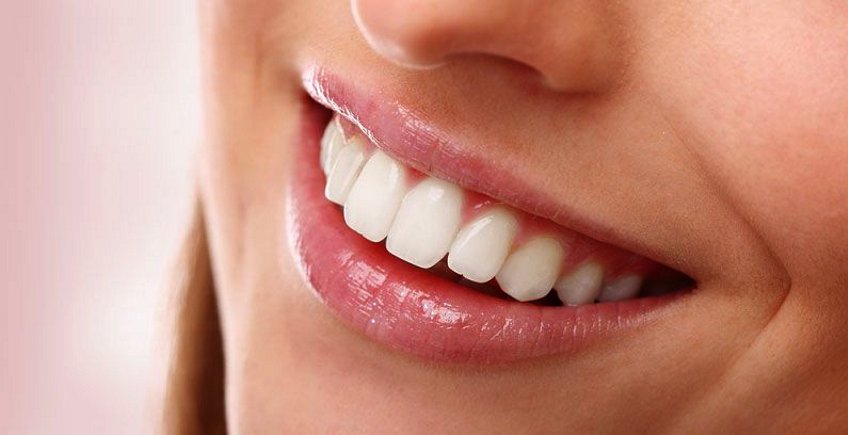 Los implantes dentales se sienten como dientes naturales